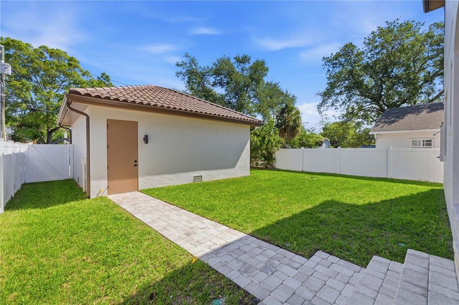 Exterior details and patio area of a home in , St. Petersburg (Image 29).