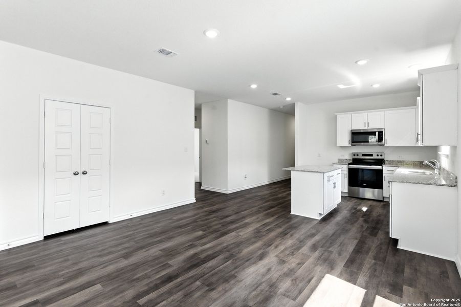 Spacious, unfurnished interior of a new home in The Overlook at Creekside, New Braunfels (Image 15). Spacious, unfurnished interior of a new home in The Overlook at Creekside, New Braunfels (Image 15).