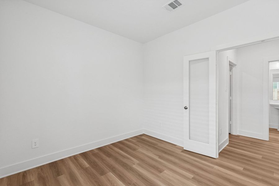 Spacious, unfurnished interior of a new home in Lone Star Landing, Montgomery (Image 19).