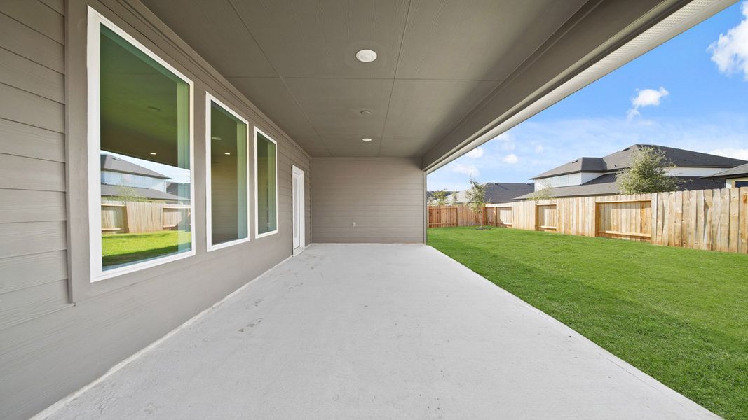 Exterior details and patio area of a home in Silverthorne, Conroe (Image 3).
