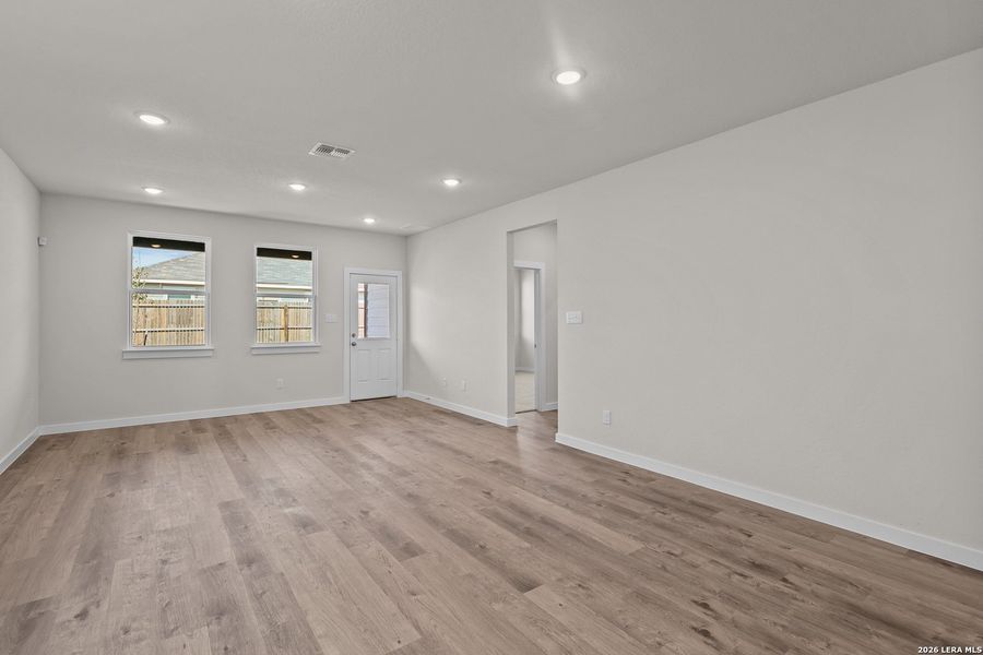 Spacious, unfurnished interior of a new home in Hiddenbrooke, Seguin (Image 23).