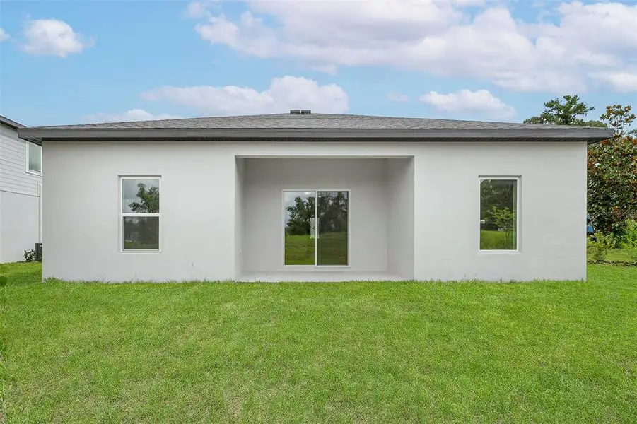 Exterior details and patio area of a home in Tula Parc, Astatula (Image 3).