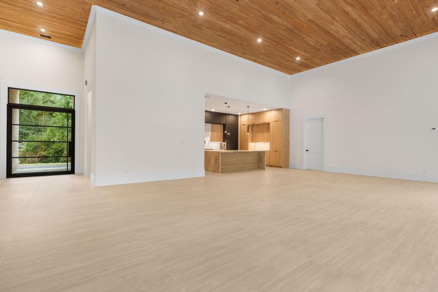 Spacious, unfurnished interior of a new home in , Tomball (Image 34).