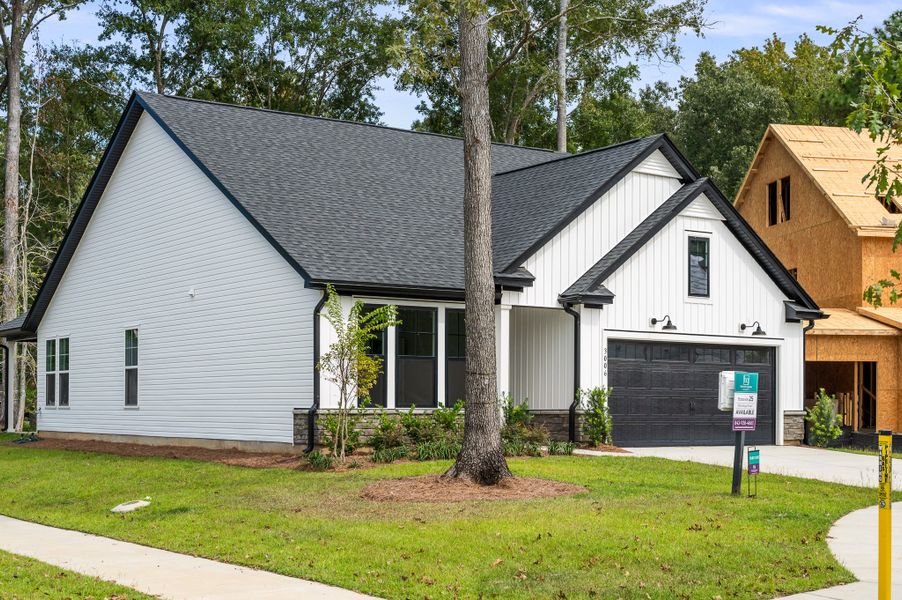 Representative exterior photo of a completed home built from the Arlington by Hunter Quinn Homes in Horry County Homes, Myrtle Beach, SC (Image 28).
