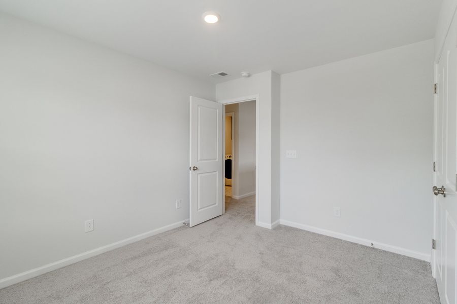 Spacious, unfurnished interior of a new home in Ellington, Elgin (Image 28).