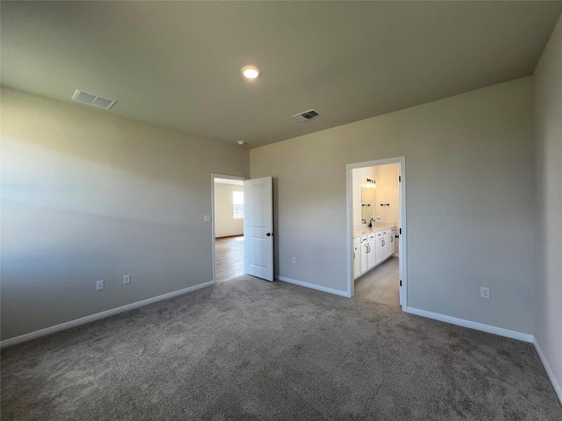 Spacious, unfurnished interior of a new home in Rolling Glen, Hutto (Image 33).