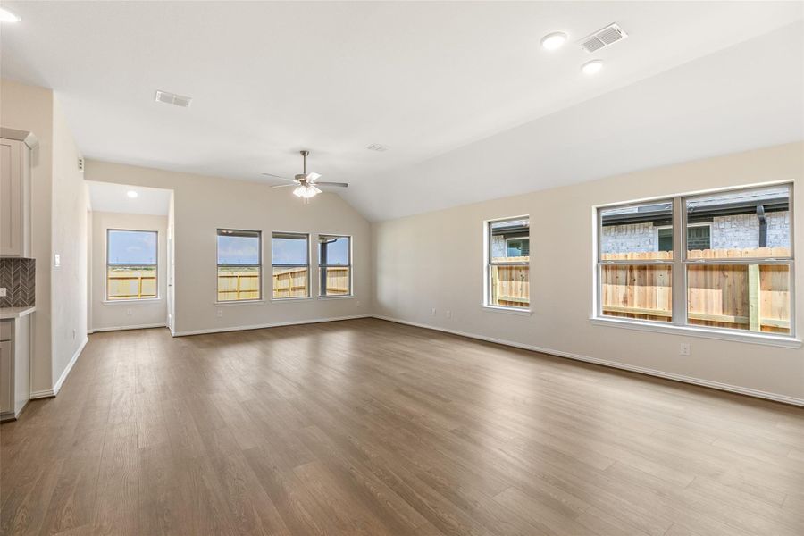 Spacious, unfurnished interior of a new home in Westland Ranch, League City (Image 20).