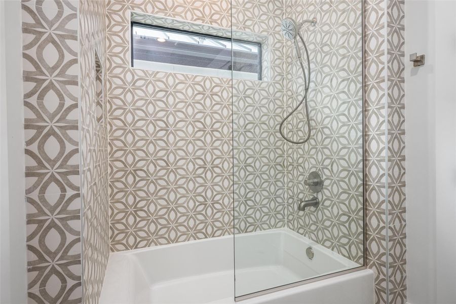 Extra wide and deep tub Extra wide and deep tub