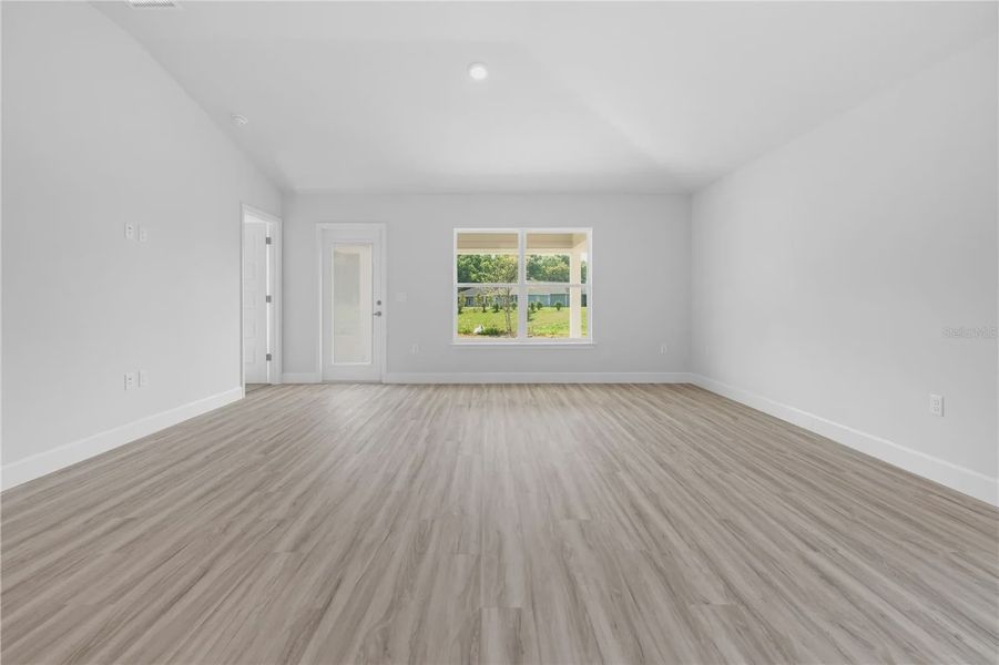 Spacious, unfurnished interior of a new home in Kirkland Farms, Alachua (Image 12).
