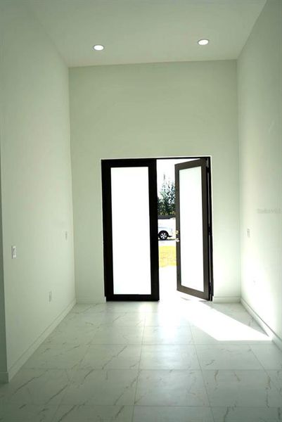 Spacious, unfurnished interior of a new home in , Cape Coral (Image 25).