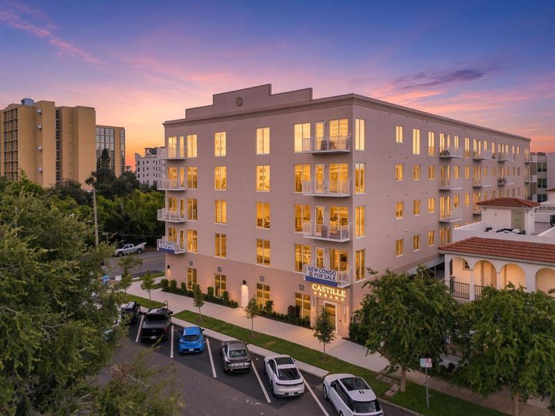Condo located in St. Petersburg, FL showcasing its design and architecture (Image 2). Condo located in St. Petersburg, FL showcasing its design and architecture (Image 2).