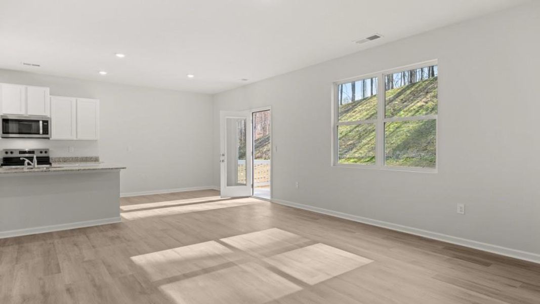 Spacious, unfurnished interior of a new home in Oconee Overlook, Gainesville (Image 14).