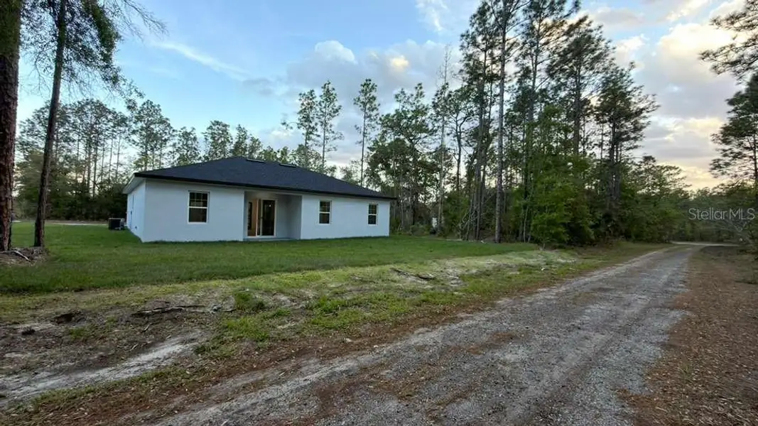 Exterior details and patio area of a home in , Citrus Springs (Image 4).