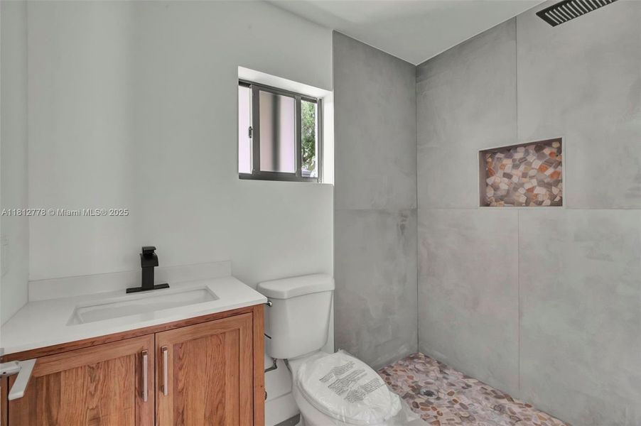 Spacious, unfurnished interior of a new home in , Miami Gardens (Image 4).