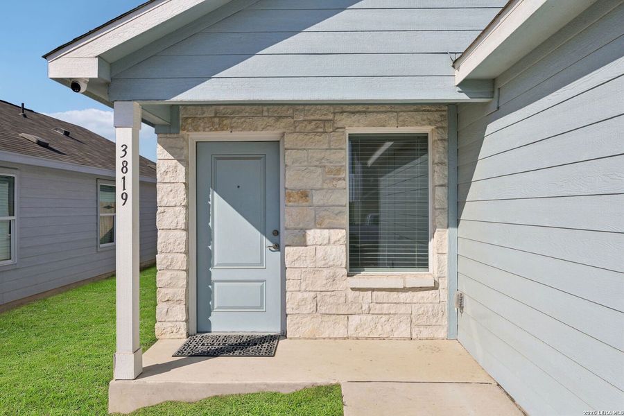 Exterior details and patio area of a home in Somerset Meadows, San Antonio (Image 3).