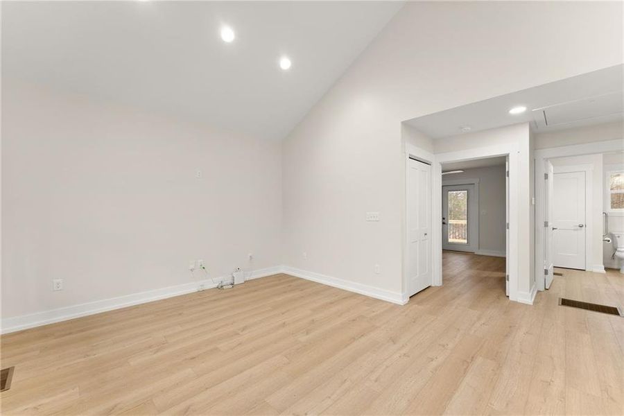 Spacious, unfurnished interior of a new home in , Gainesville (Image 27).