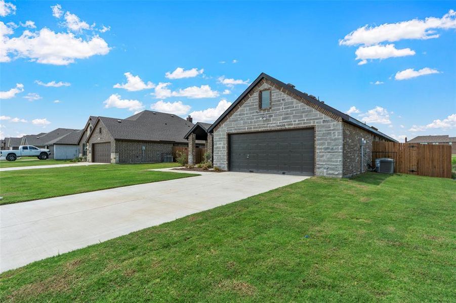 View of front facade with driveway