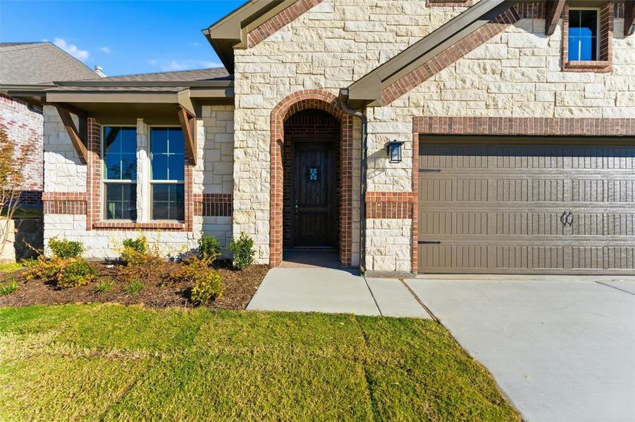 Exterior details and patio area of a home in Waterford Park, Weatherford (Image 3). Exterior details and patio area of a home in Waterford Park, Weatherford (Image 3).