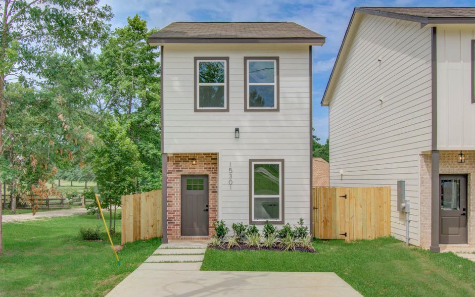 Front exterior of a new home in Arrowhead Lakes, Willis, TX, highlighting curb appeal (Image 25). Front exterior of a new home in Arrowhead Lakes, Willis, TX, highlighting curb appeal (Image 25).