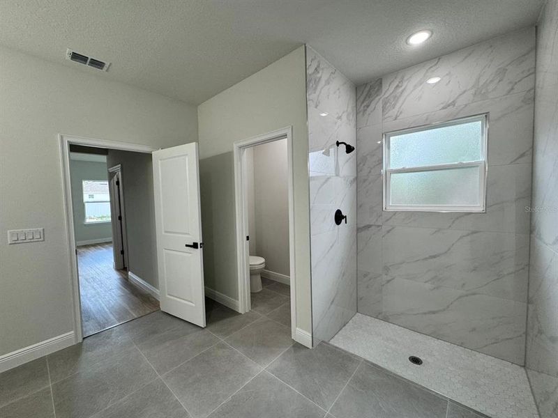 Spacious, unfurnished interior of a new home in , Ocala (Image 20).