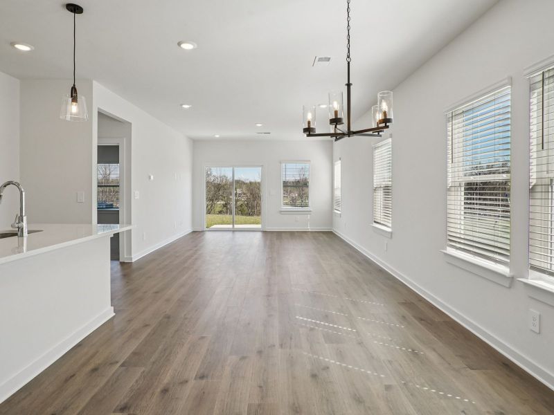 Spacious, unfurnished interior of a new home in Bear Springs, Columbia (Image 8).