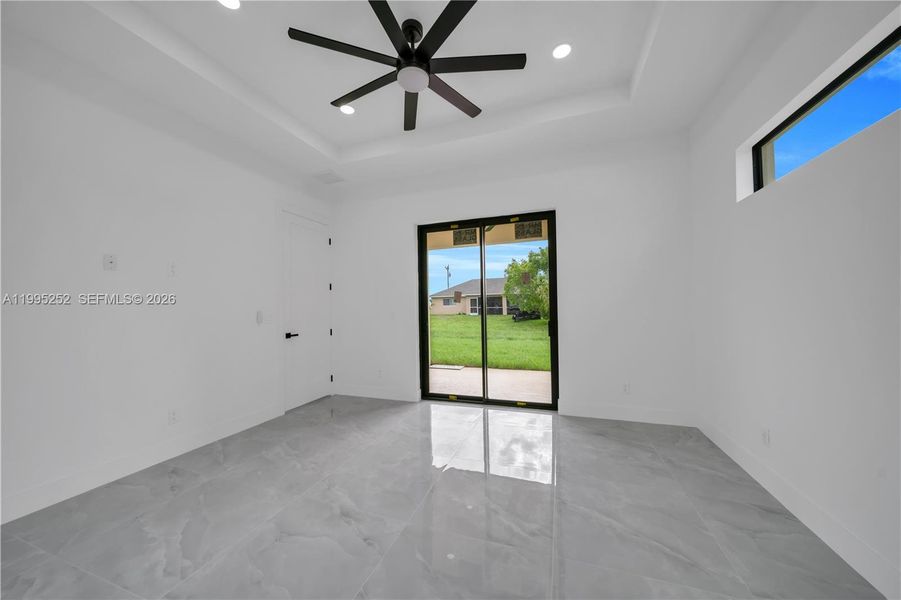 Spacious, unfurnished interior of a new home in , Cape Coral (Image 25).