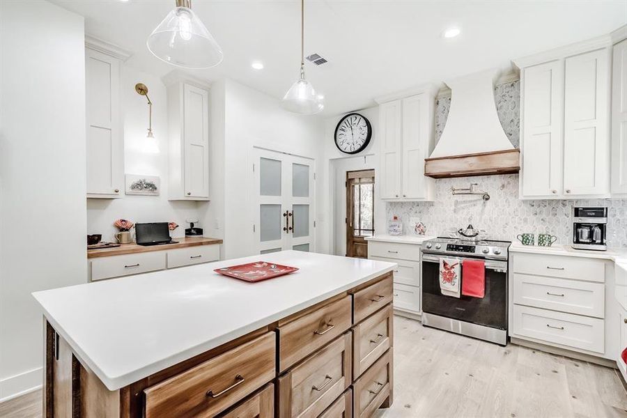Furnished interior view inside a new home in , Brookeland (Image 13).