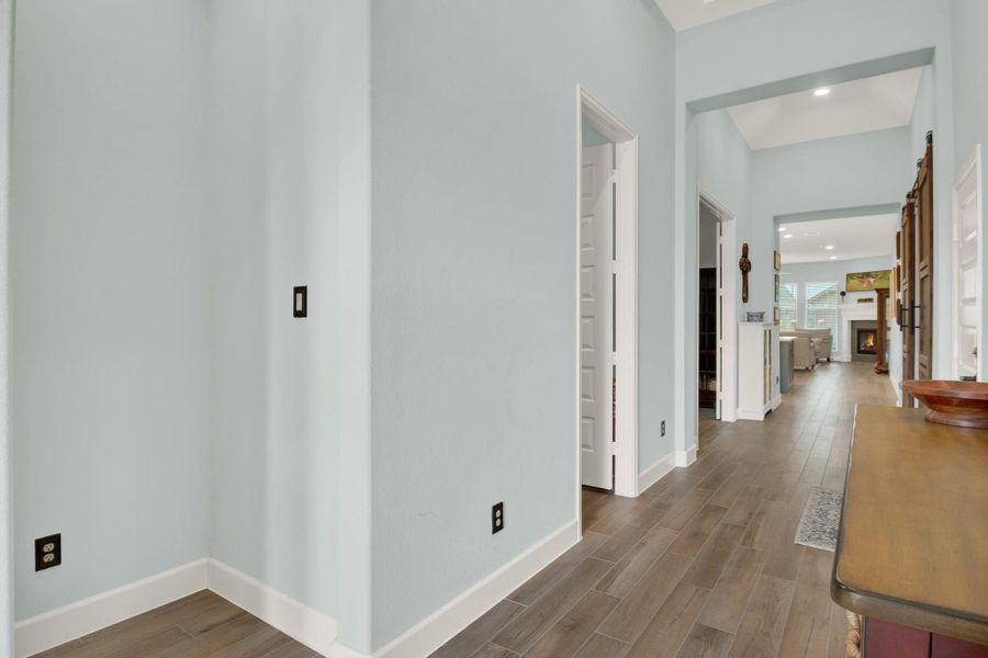 Spacious, unfurnished interior of a new home in , Tomball (Image 18).