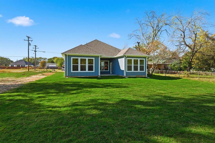 Exterior details and patio area of a home in , Boyd (Image 25).