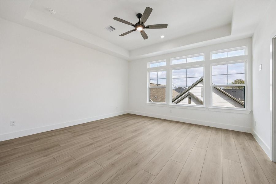 Spacious, unfurnished interior of a new home in Thornton Oaks, Houston (Image 19).