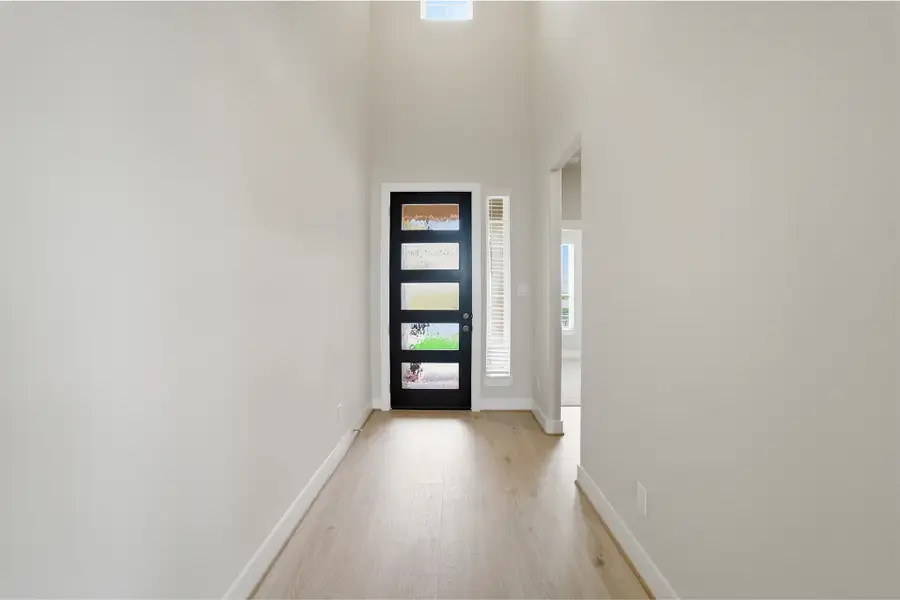 Spacious, unfurnished interior of a new home in Sunterra Lakes, Brookshire (Image 17). Spacious, unfurnished interior of a new home in Sunterra Lakes, Brookshire (Image 17).