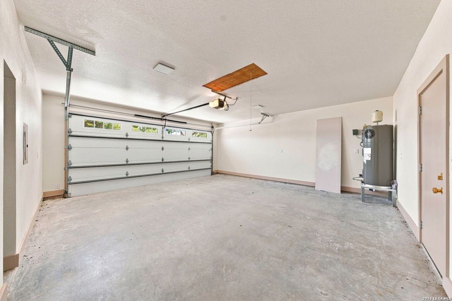 Spacious, unfurnished interior of a new home in , Kerrville (Image 32).