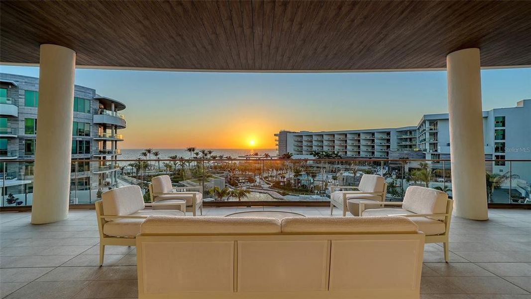 Condo located in Longboat Key, FL showcasing its design and architecture (Image 4).