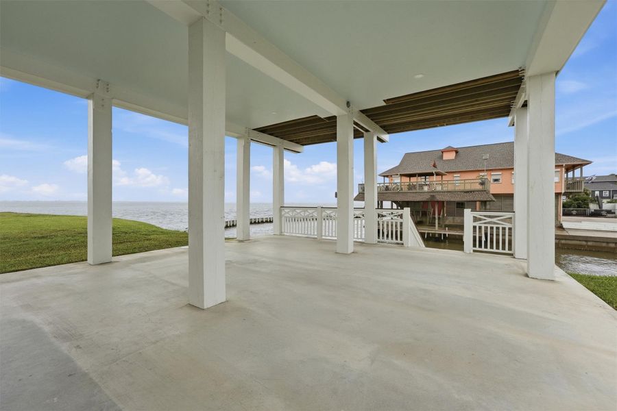Exterior details and patio area of a home in , Tiki Island (Image 27).