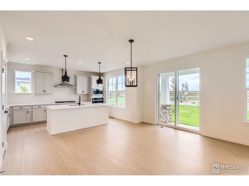 Spacious, unfurnished interior of a new home in Barefoot Lakes, Longmont (Image 13).