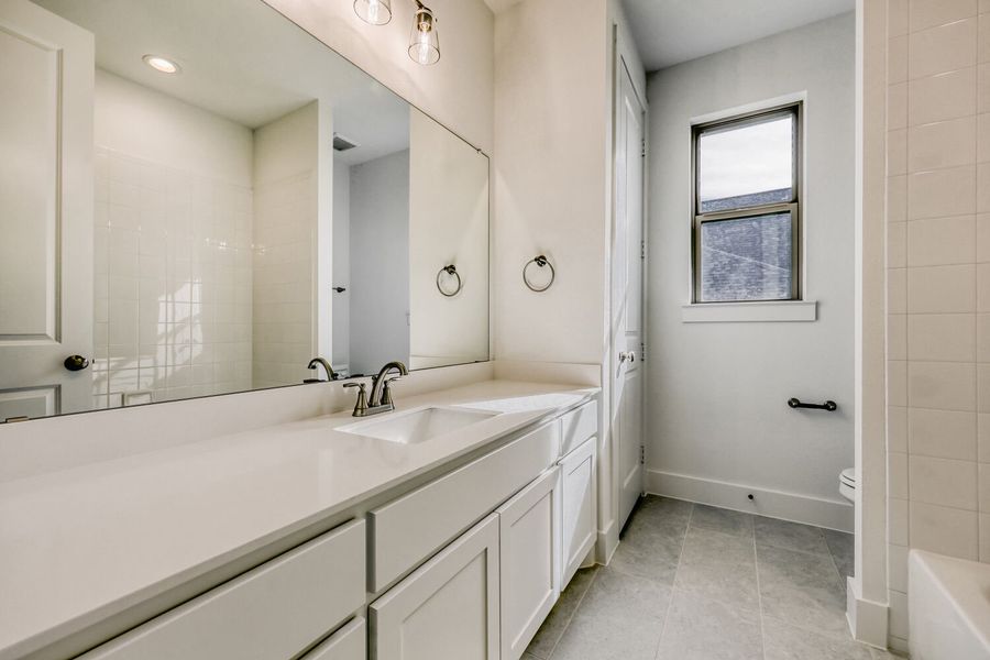 180 Buffalo - Full Bathroom