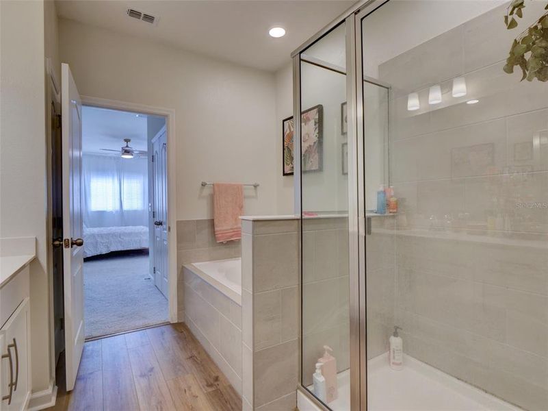 Furnished interior view inside a new home in , Orlando (Image 10).