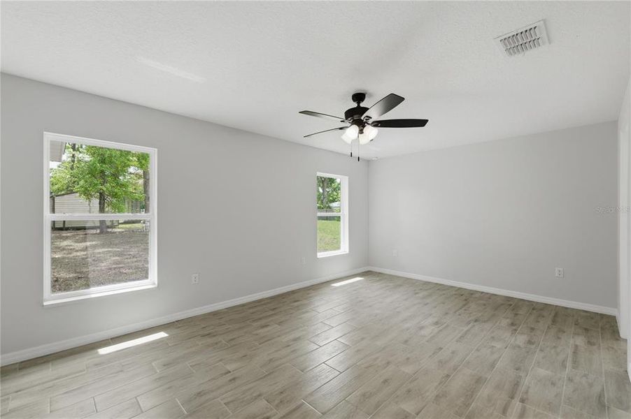Spacious, unfurnished interior of a new home in , Ocala (Image 8).