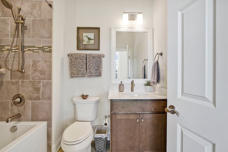 Hamilton Bay, Guest Bathroom