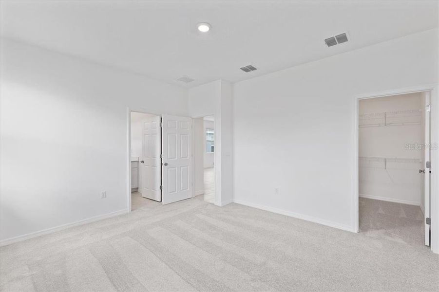 Spacious, unfurnished interior of a new home in Mirror Lake Village, Fruitland Park (Image 8).