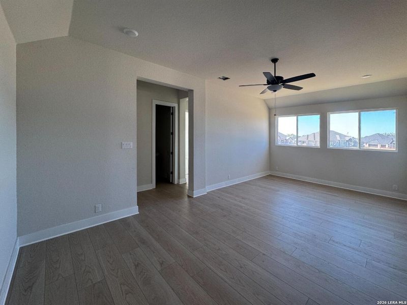 Spacious, unfurnished interior of a new home in Waldsanger, New Braunfels (Image 16).