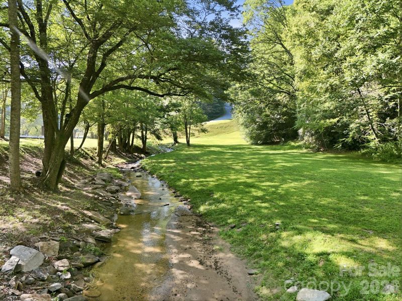 Natural landscape and outdoor views near in Hendersonville (Image 8). Natural landscape and outdoor views near in Hendersonville (Image 8).