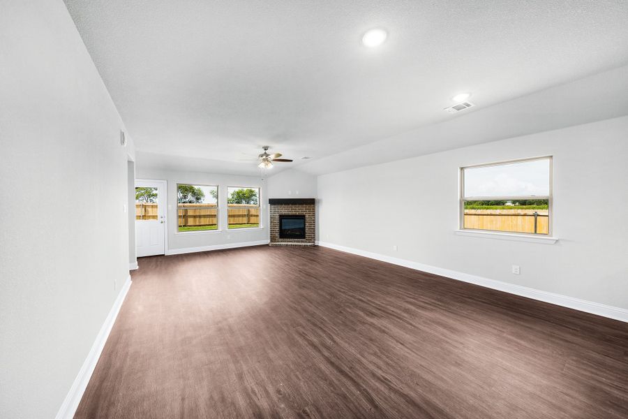 Spacious, unfurnished interior of a new home in Fox Landing, Caddo Mills (Image 13).