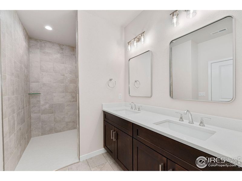 ZERO THRESHOLD PRIMARY SHOWER