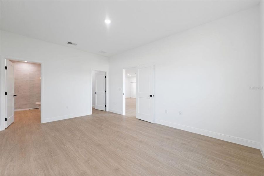 Spacious, unfurnished interior of a new home in , Ocala (Image 30).