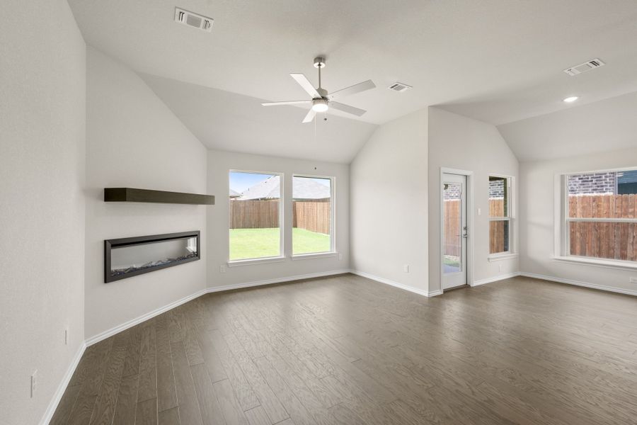 Spacious, unfurnished interior of a new home in Summer Crest, Fort Worth (Image 19).