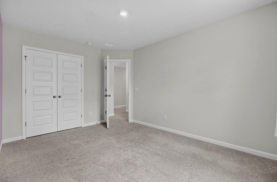 Spacious, unfurnished interior of a new home in Lindera Preserve at Cane Bay Plantation, Summerville (Image 31).