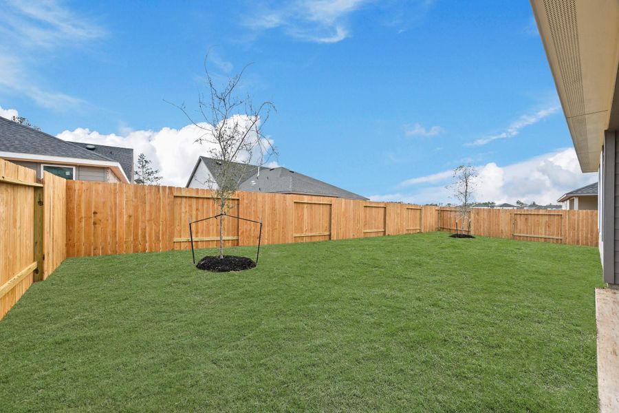 Exterior details and patio area of a home in Silverthorne, Conroe (Image 20).