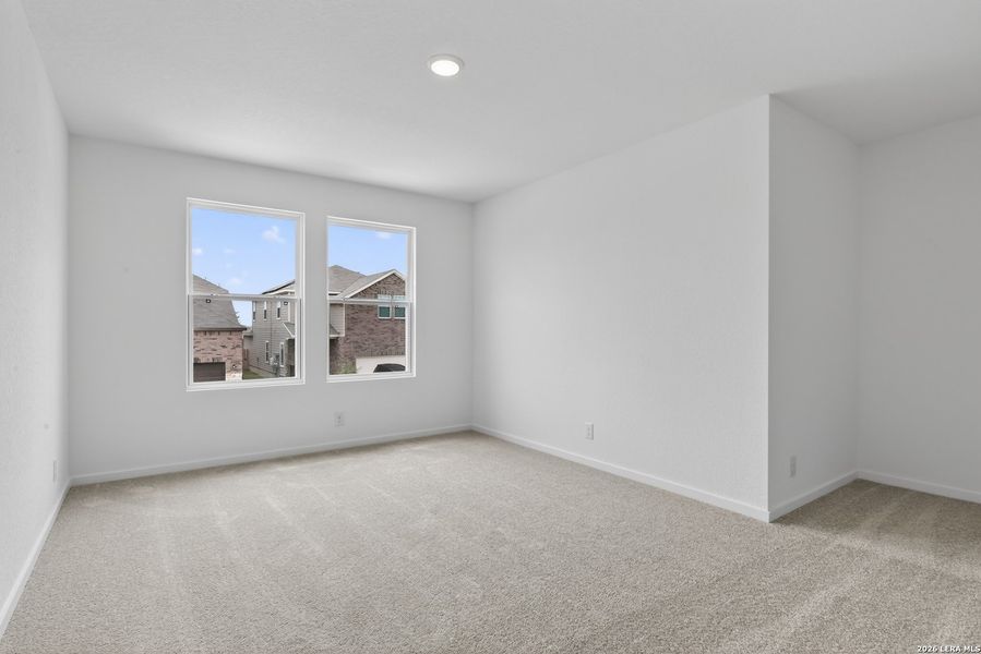 Spacious, unfurnished interior of a new home in Hennersby Hollow, San Antonio (Image 17).