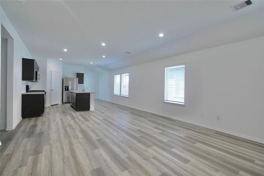 Spacious, unfurnished interior of a new home in Legacy Park, Houston (Image 23).